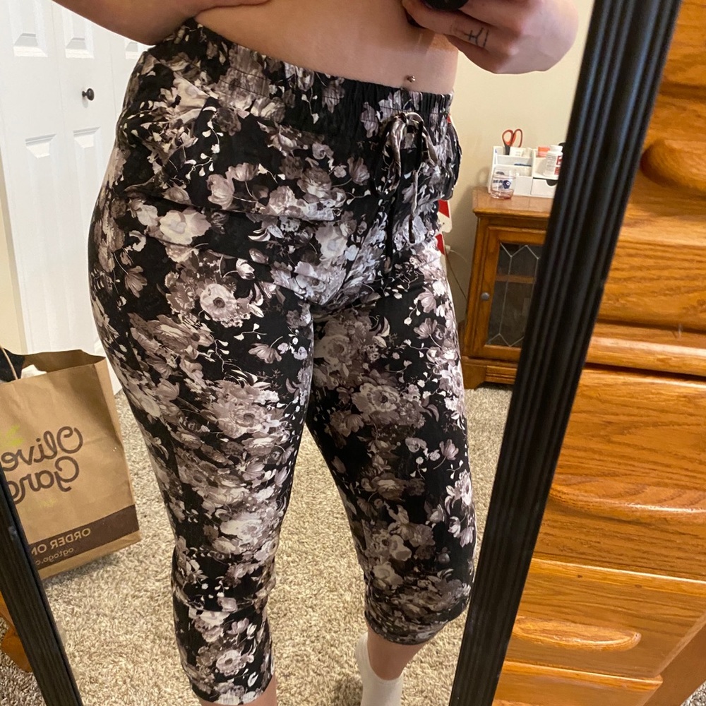 Lot of two floral cropped joggers